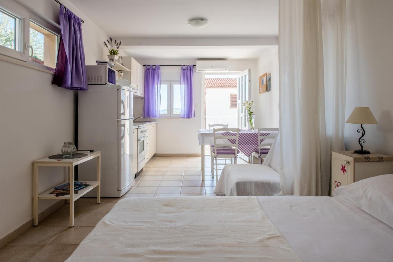 Apartments Amneris トロギール エクステリア 写真